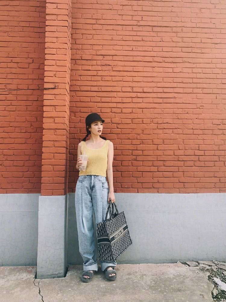 新晋初恋美女白鹿拍摄现场，黄蓝条纹上衣配校裤，兔子包太抢眼