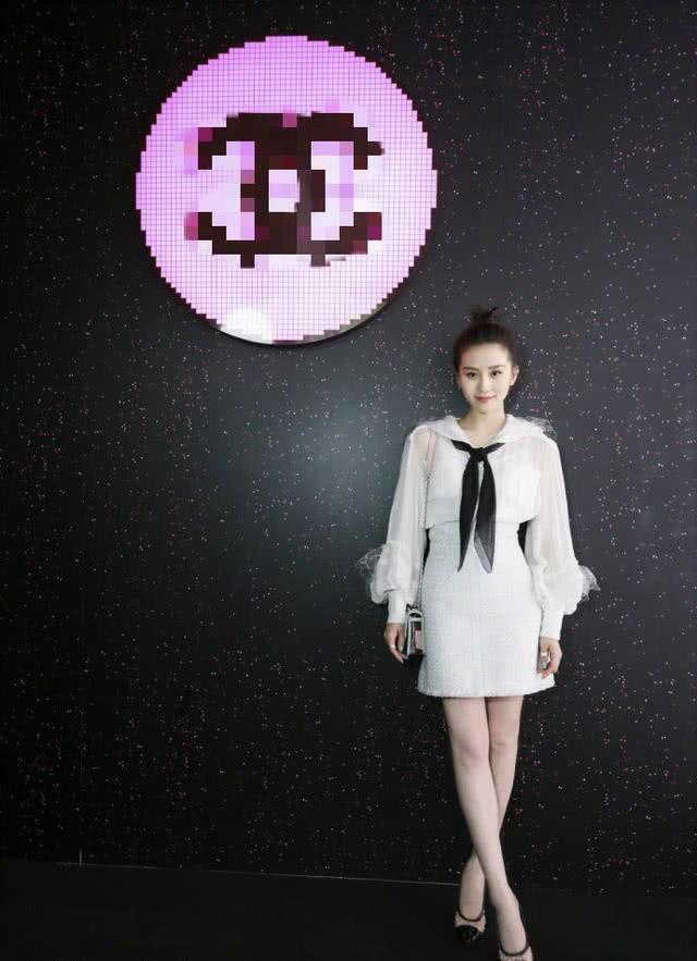气质美女刘诗诗穿白裙出席活动,至少减龄十岁