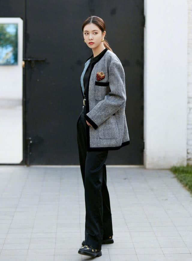 宋妍霏换季穿搭气场十足,大码西装配衬衫随性迷人,御姐范满分