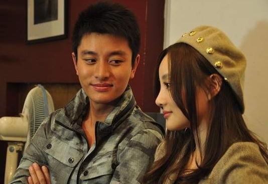 李小璐满面笑容接女儿,甜馨见李小璐身着露脐装后,立刻帮她遮挡