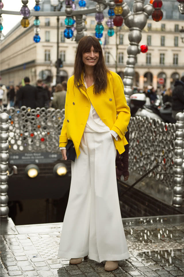 欧美街拍:秋冬穿大衣都不会选这几种裤子,廉价又没气质