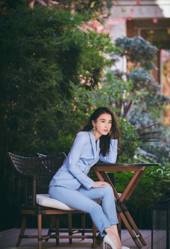 知性美女黄圣依蓝色西装尽显婀娜身姿和优雅气质,完美侧颜太让人心动