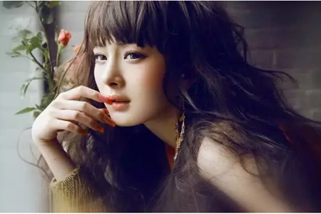 1572861629149400.jpg 杨幂空气刘海反显老,活动生图遭吐槽,网友:土气重回十年前