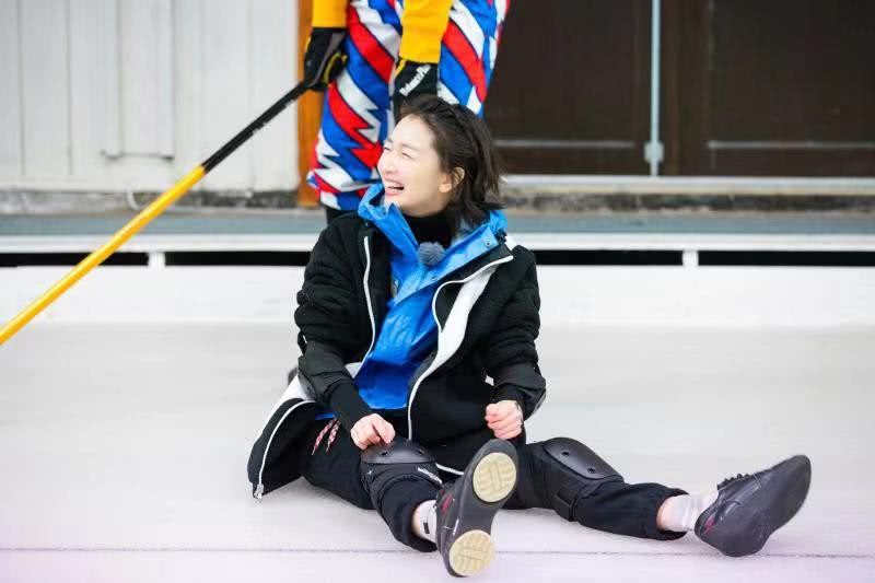 清纯氧气美女周冬雨解锁冰球技能，运动装难掩超细小腿