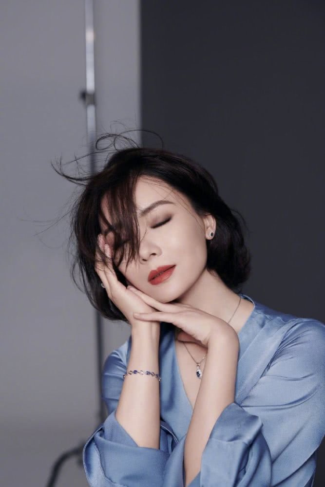 陈数睡衣造型妩媚知性，果然是一位岁月不败的美人