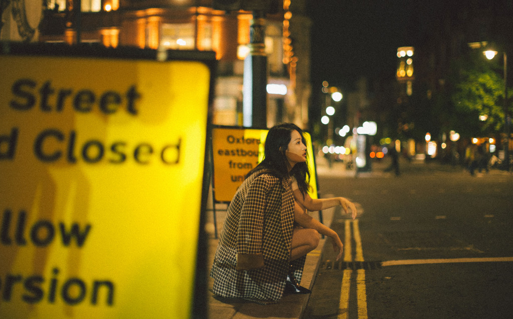 李沁深夜街拍写真图片，太会摆造型了