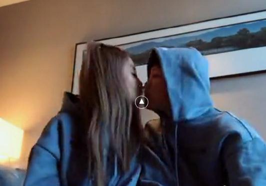 李小璐满面笑容接女儿,甜馨见李小璐身着露脐装后,立刻帮她遮挡