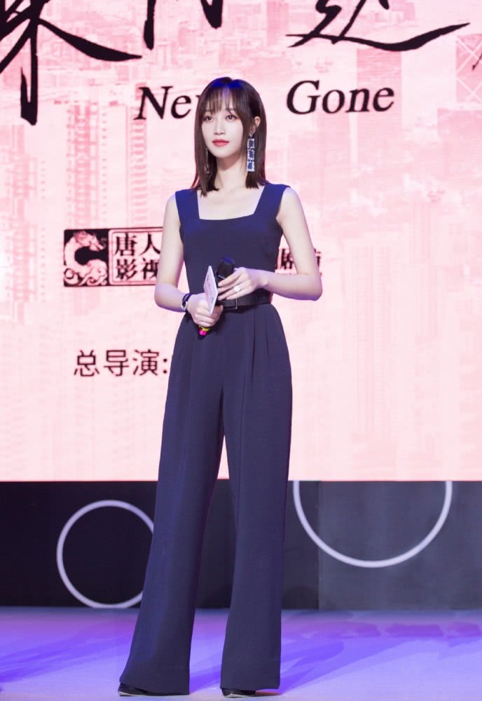 蓝盈莹穿印花衬衫配高腰裙,女强人气场太强大