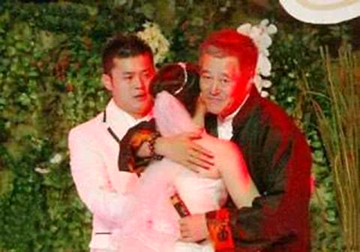 她22岁被赵本山带上春晚，成名后开百万路虎，抛弃丈夫儿子！