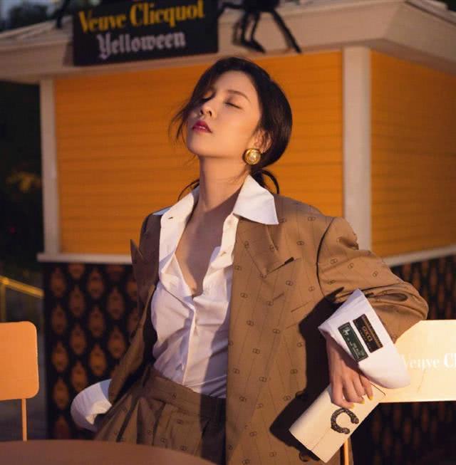 宋妍霏换季穿搭气场十足,大码西装配衬衫随性迷人,御姐范满分