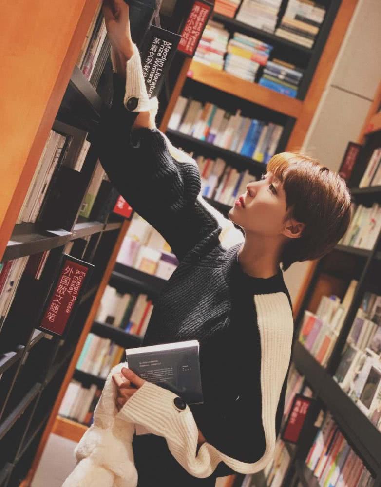 李欣燃个性穿搭法，休闲中带着慵懒，看起来很舒适