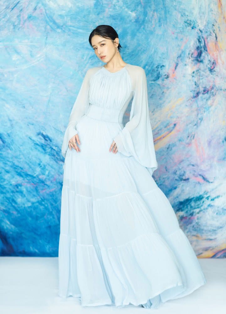 美女阚清子出席活动穿浅蓝色连衣裙神似白雪公主,太美丽