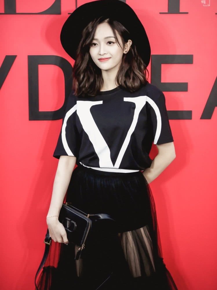 吴宣仪挑战魔女造型，宽檐帽搭配薄纱裙，身材比例惊艳！