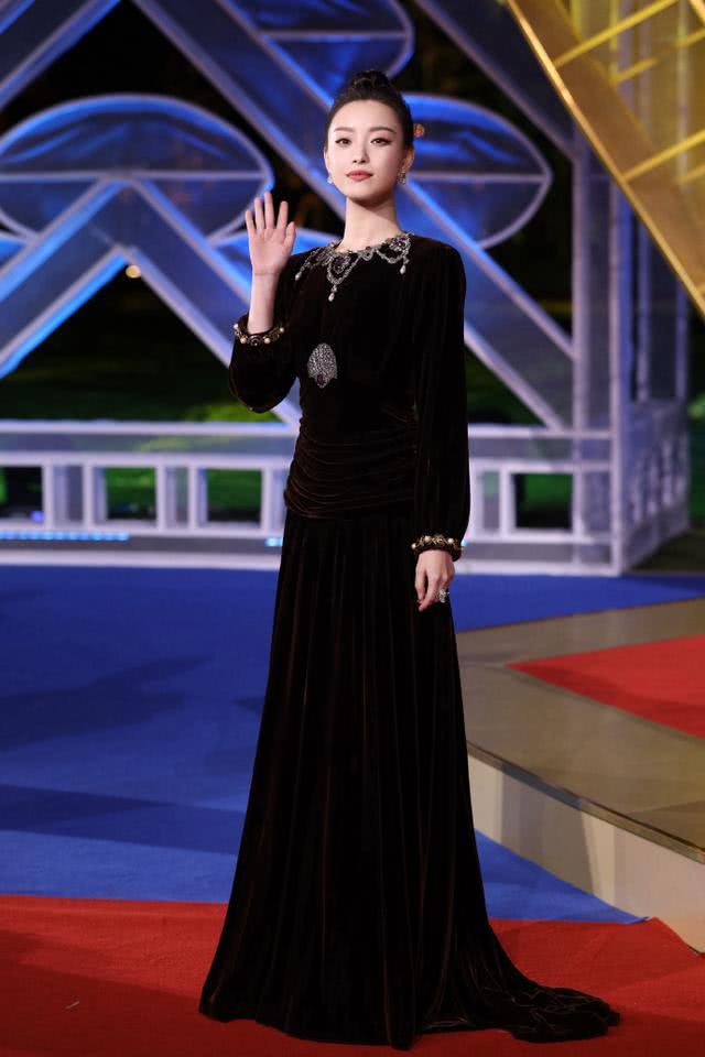 气质美女倪妮太会穿衣,没作品穿得低调却美得出众