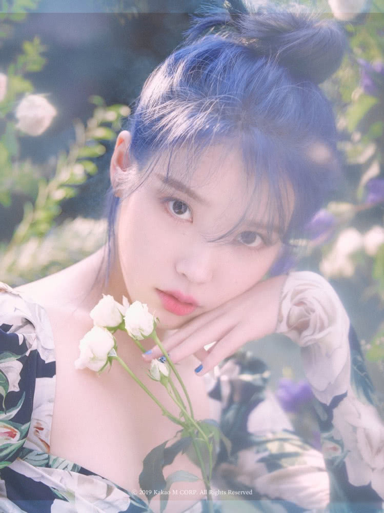 IU李知恩换发色后更美了,搭配蓝色法式碎花裙,化身“花仙子”!