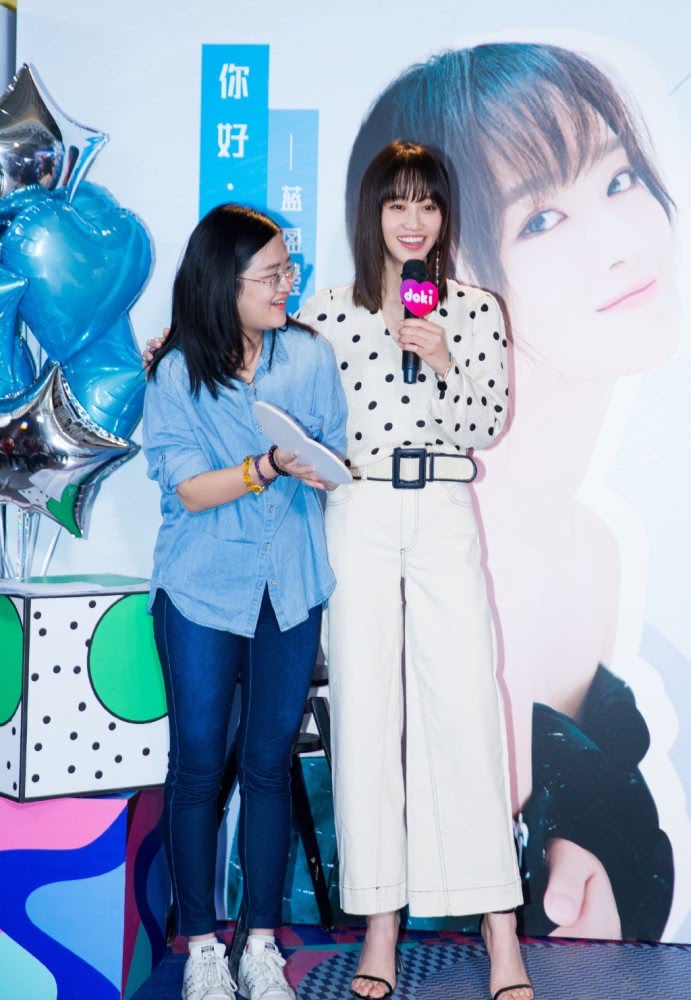 蓝盈莹穿印花衬衫配高腰裙,女强人气场太强大