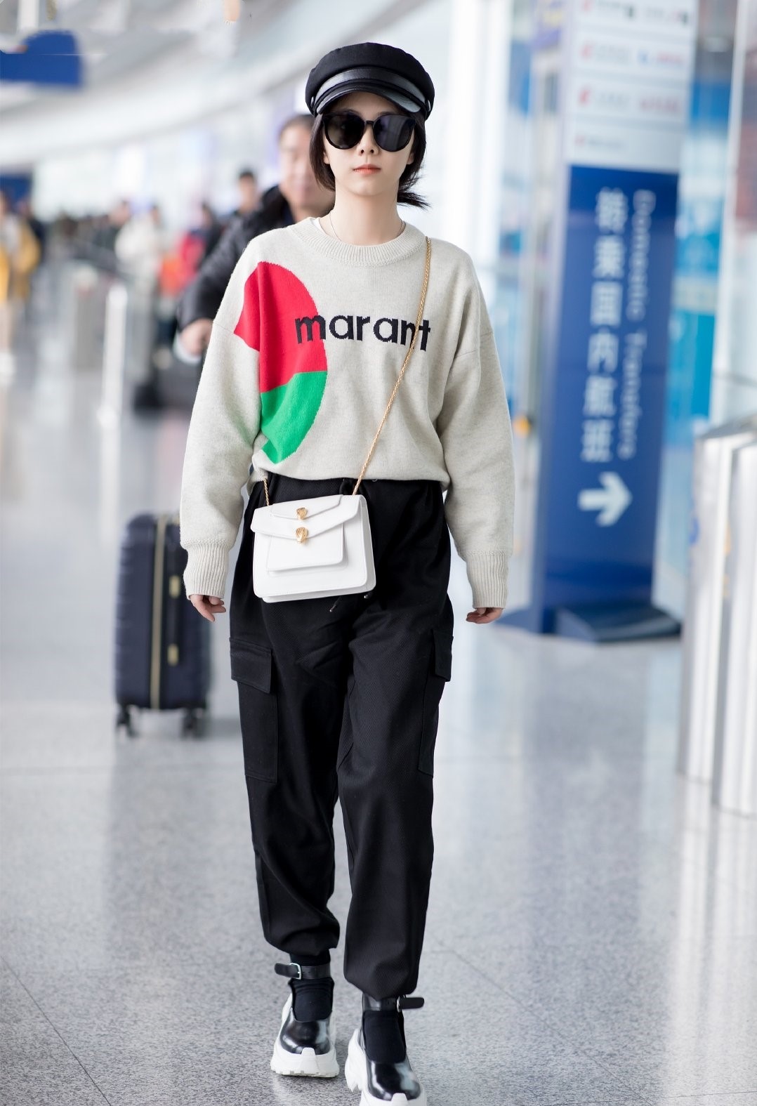 逆龄女神谭松韵白到发光,长裤配针织衫,这样的美女明星太爱了