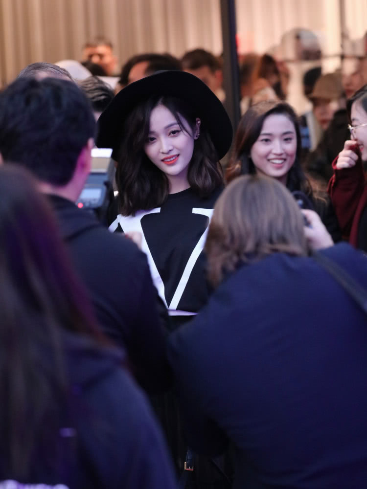 吴宣仪挑战魔女造型，宽檐帽搭配薄纱裙，身材比例惊艳！