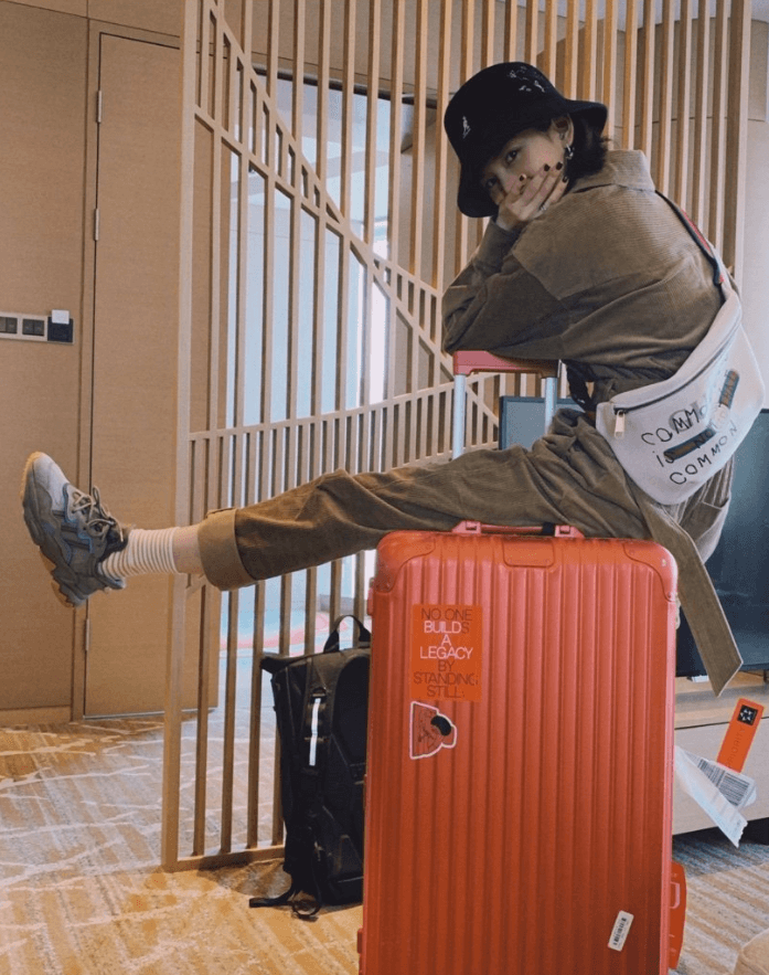 美女宋祖儿腰到有多细?系腰带都不行,裤子折了4次后才能穿