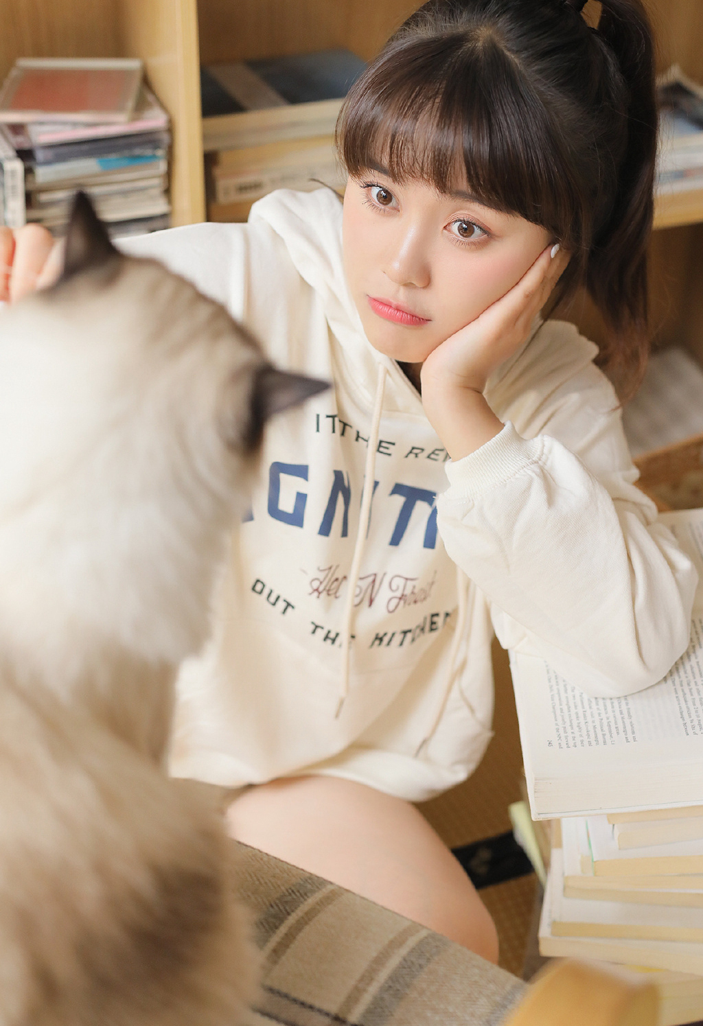 白皙养眼美女撩人美腿写真图片