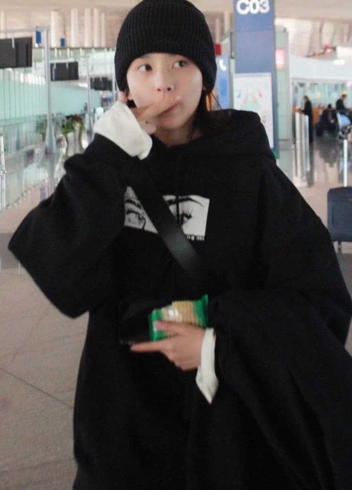 宋祖儿一身黑也能穿出仙女气质,颜值太高不愧被称为小张柏芝