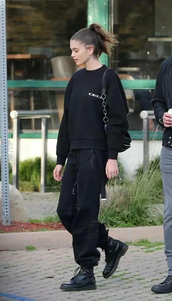 想显高显瘦试试这种搭配:小黑裤+小黑鞋