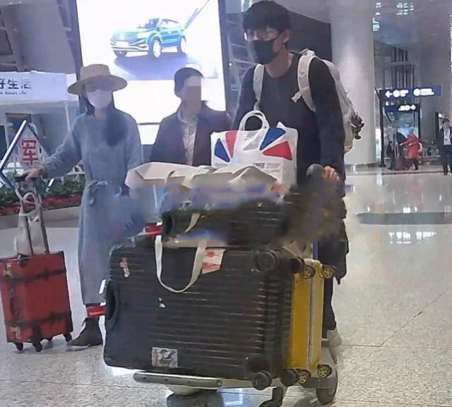 张雨剑为吴倩父母接机，全程表现殷勤，疑似两人的好事将近了