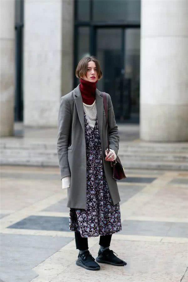 欧美街拍 秋冬穿大衣都不会选择这4种内搭，显臃肿还缺气质