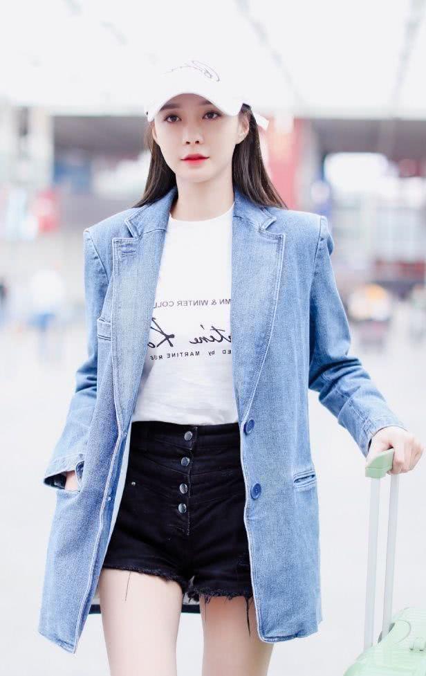 沈梦辰穿西服搭配黑色皮裤，意外走“红”