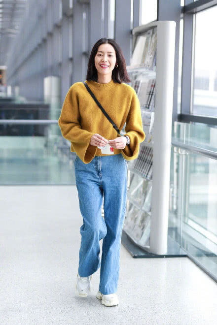 秋冬内搭怎么选？和刘雯一起内搭的高段位穿搭，温暖又青春