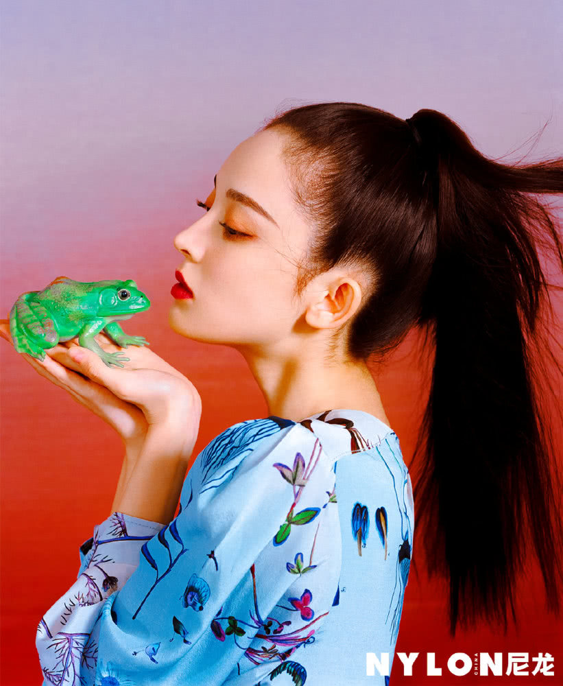 美女娜扎登时尚杂志,复古高马尾+高饱和色调,又纯又欲太精致