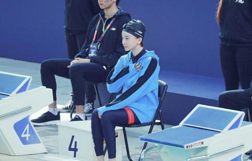 因身材太好被困扰，无奈退出体坛，意外出演一部剧一炮而红