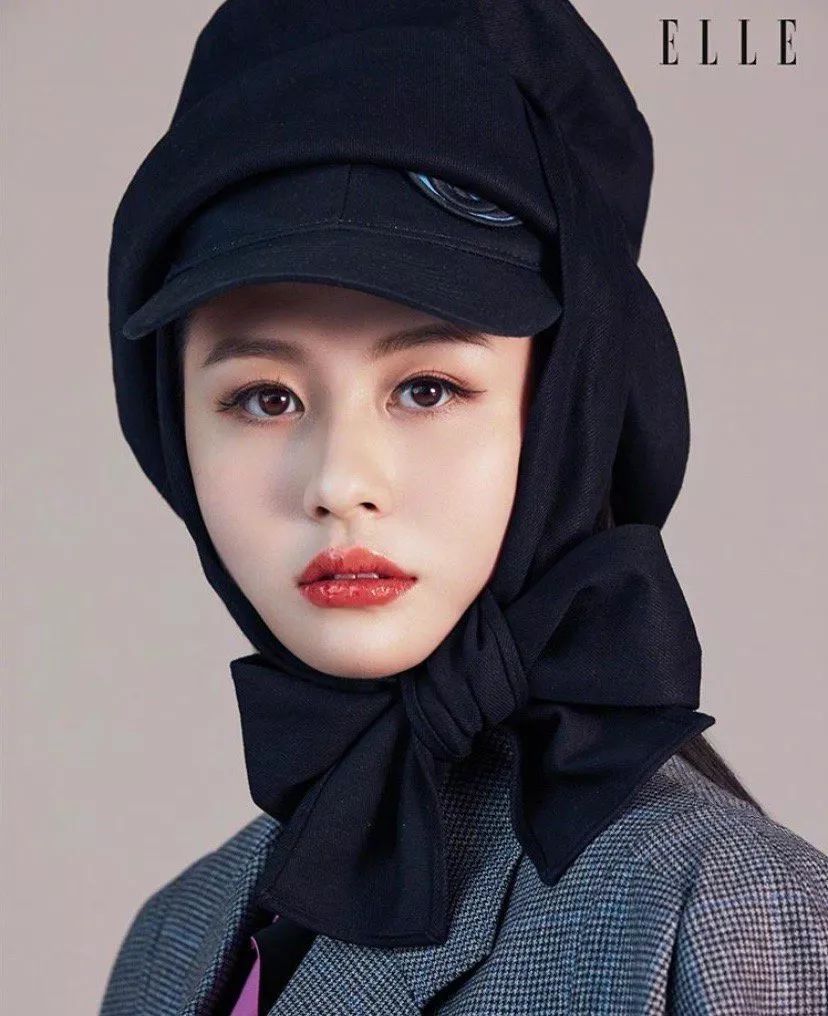 比妈妈还美？邱淑贞女儿沈月首登封 简约造型甜笑超灵动