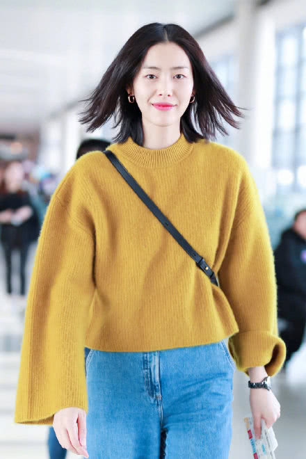 秋冬内搭怎么选？和刘雯一起内搭的高段位穿搭，温暖又青春