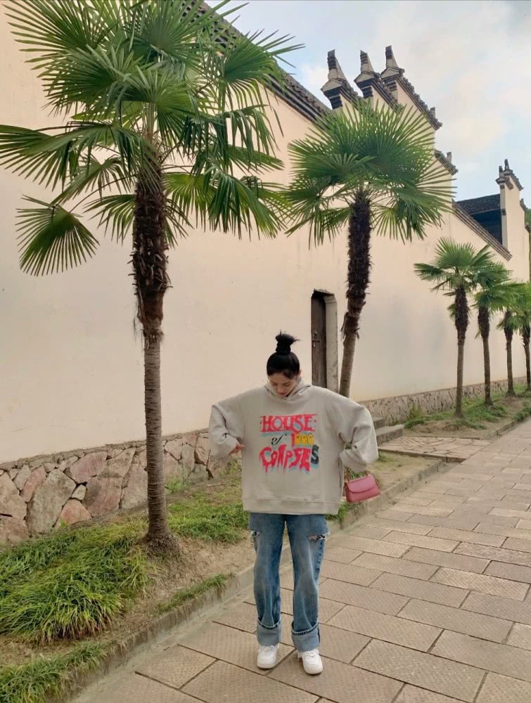周洁琼一本正经营业,超大卫衣及地裤,谁家的怪味少女快来认领