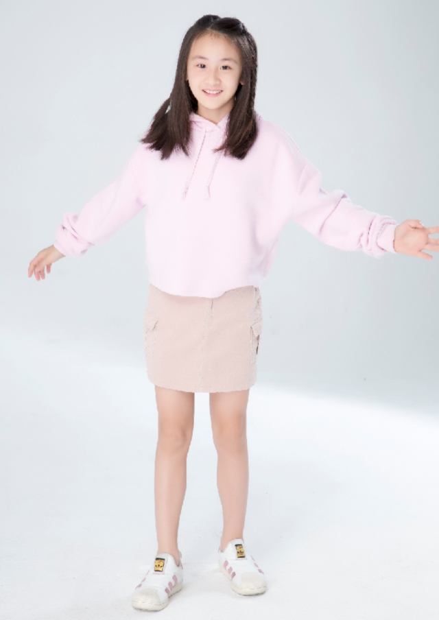 田亮11岁女儿叛逆式长大,偷穿妈妈“一步裙”,漫画腿酸坏我!