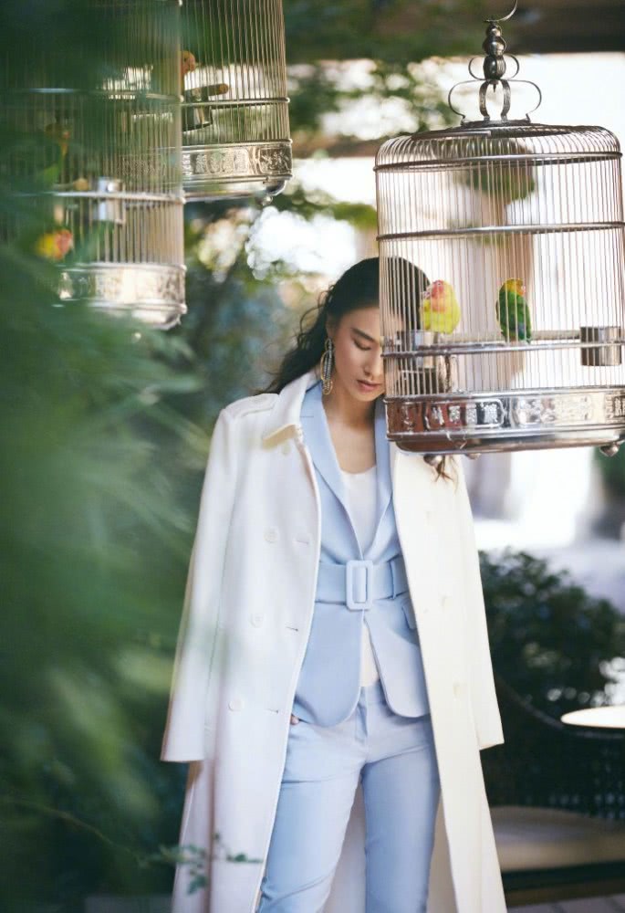知性美女黄圣依蓝色西装尽显婀娜身姿和优雅气质,完美侧颜太让人心动