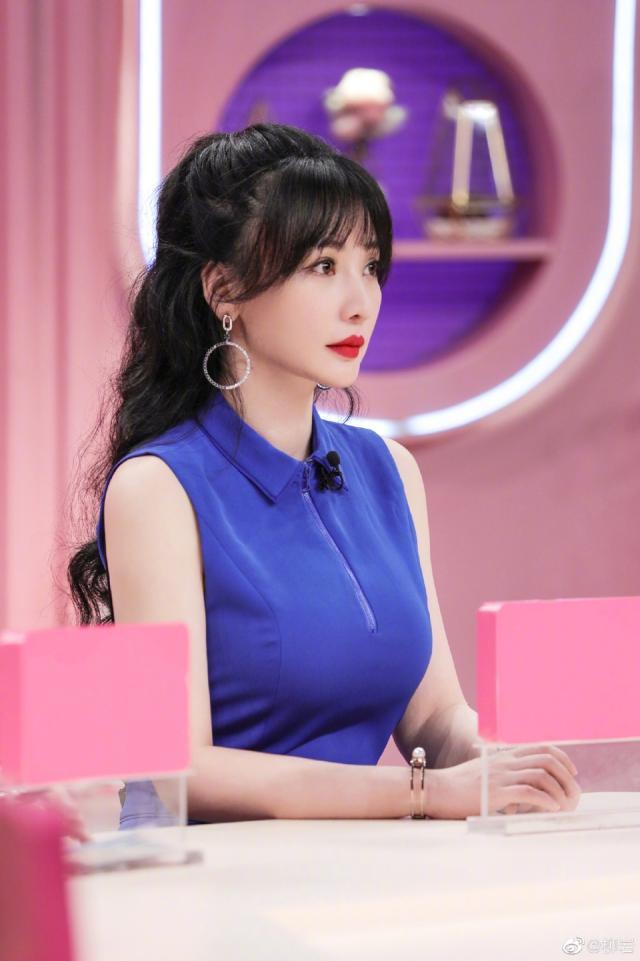 39岁大胸美女柳岩晒迷人好身材,穿抹胸长裙优雅又性感