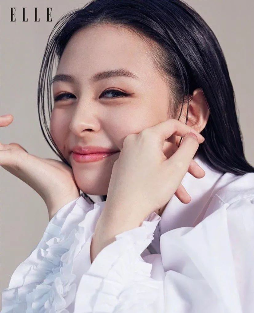 比妈妈还美？邱淑贞女儿沈月首登封 简约造型甜笑超灵动