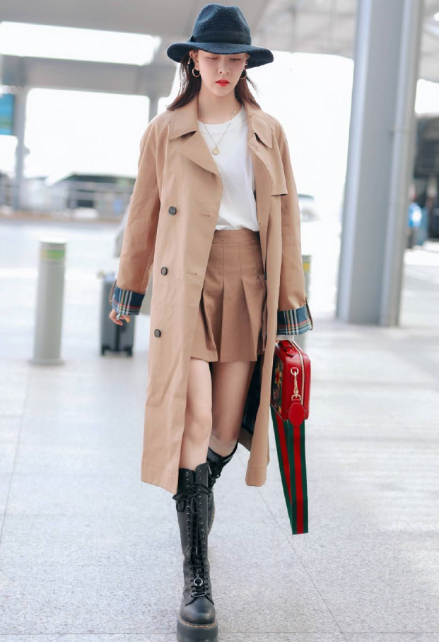 宋妍霏搭配的短裙居然还没鞋长，这是什么情况呢？