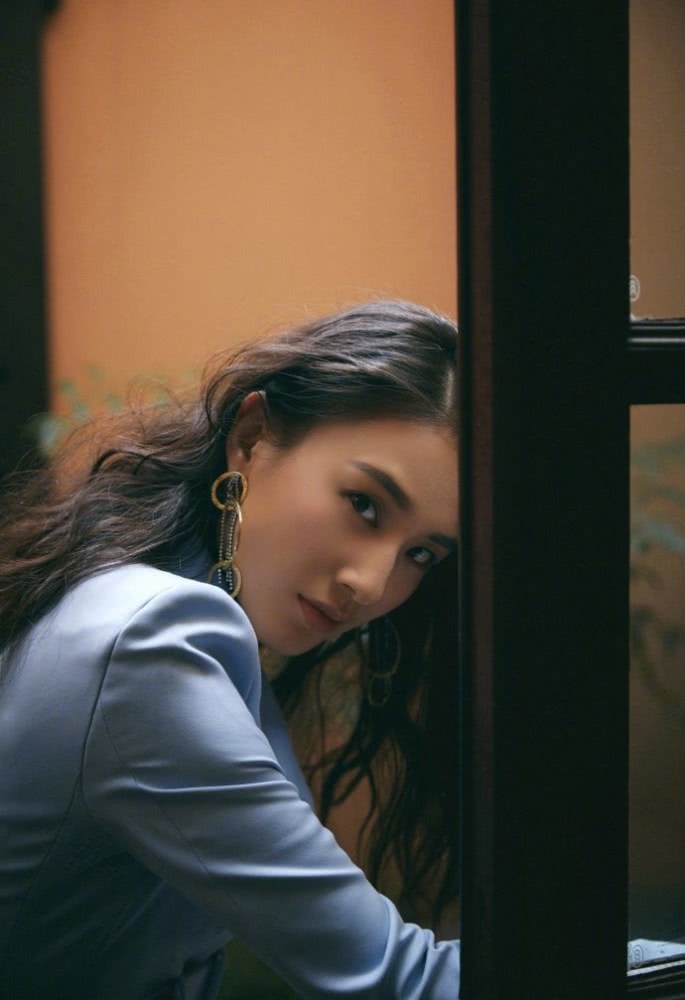 知性美女黄圣依蓝色西装尽显婀娜身姿和优雅气质,完美侧颜太让人心动