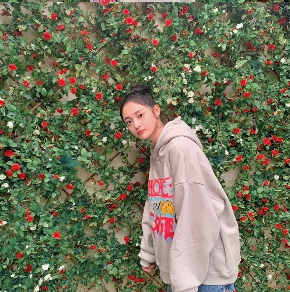 周洁琼一本正经营业,超大卫衣及地裤,谁家的怪味少女快来认领