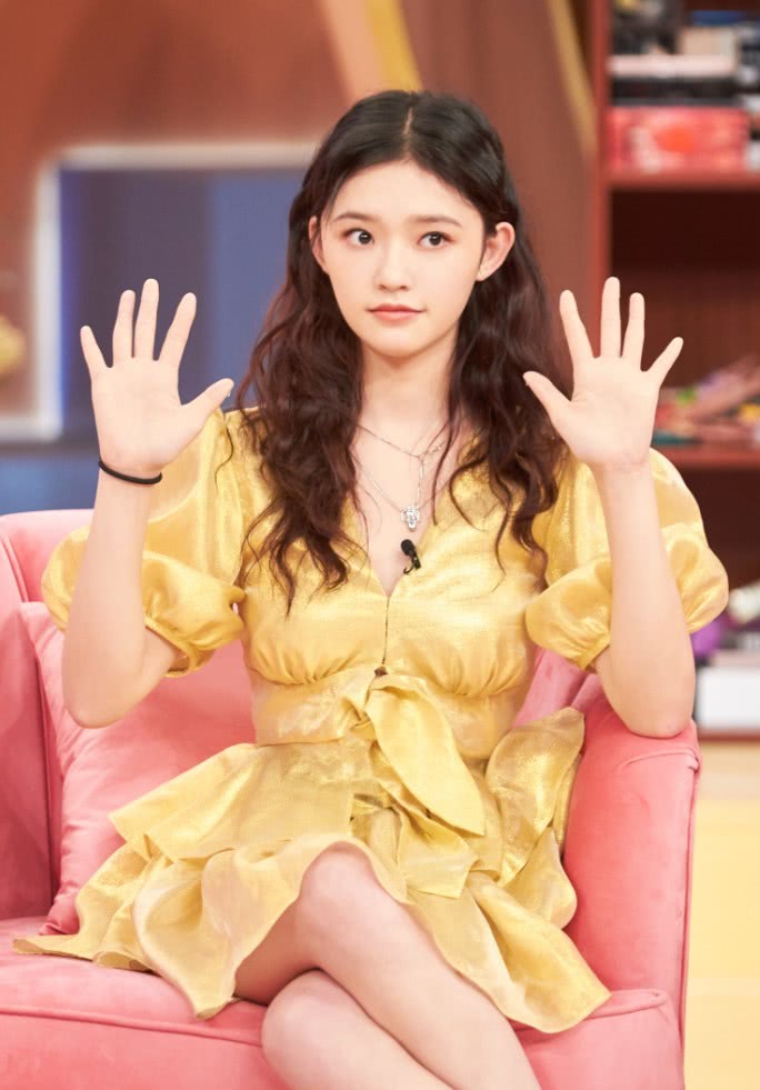 清纯美女林允上班照被疯转！摄影师手滑关掉美颜，看到穿洛丽塔的腿我懵了