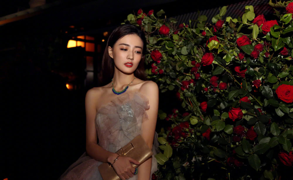 方脸女生如何不整容就改变脸型？学会这3个小技巧让你低成本低风险