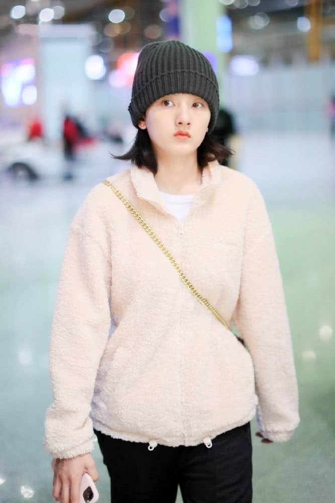 宋祖儿机场街拍：可爱绒面外套慵懒出街，素颜太可爱