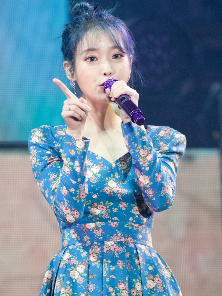 IU李知恩换发色后更美了，搭配蓝色法式碎花裙，化身“花仙子”！