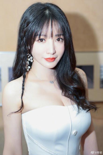 39岁大胸美女柳岩晒迷人好身材,穿抹胸长裙优雅又性感