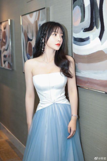 39岁大胸美女柳岩晒迷人好身材,穿抹胸长裙优雅又性感