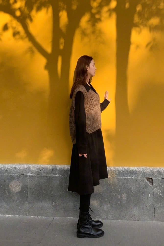 美女陈瑶穿连衣裙配针织马甲,温婉知性