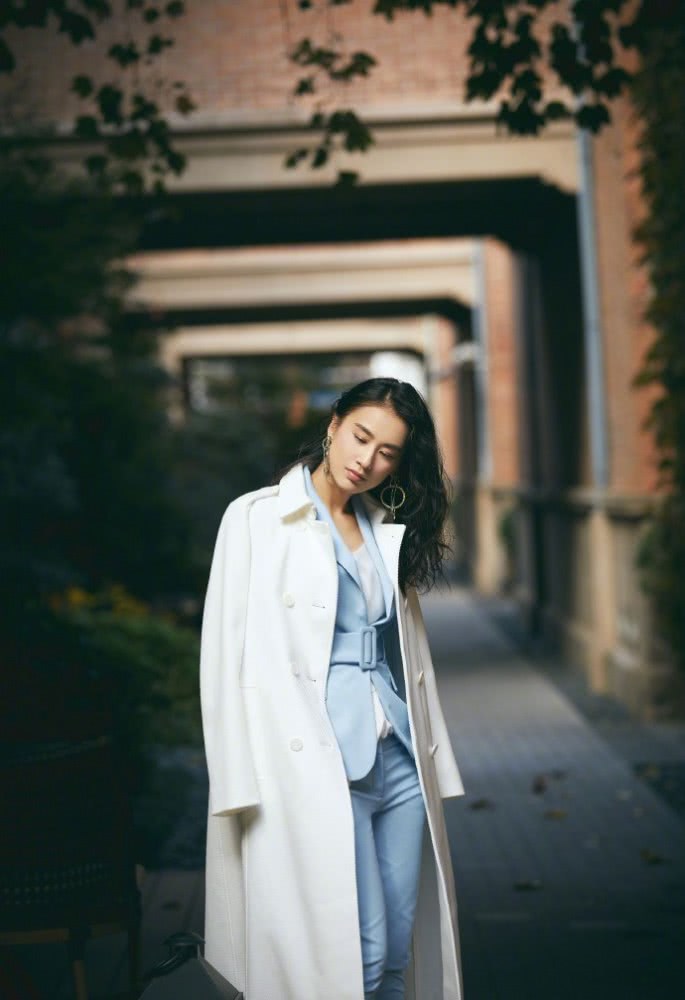 知性美女黄圣依蓝色西装尽显婀娜身姿和优雅气质,完美侧颜太让人心动